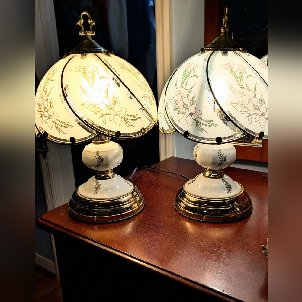 Vintage set Underwriters Laboratories Portable Table Lamps  Floral Pattern Glass